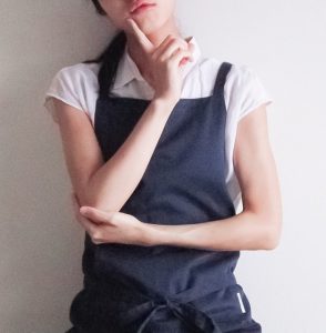 考える女性