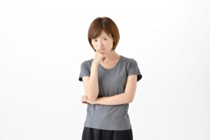 考える女性