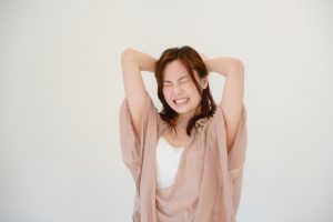 悔しがる女性